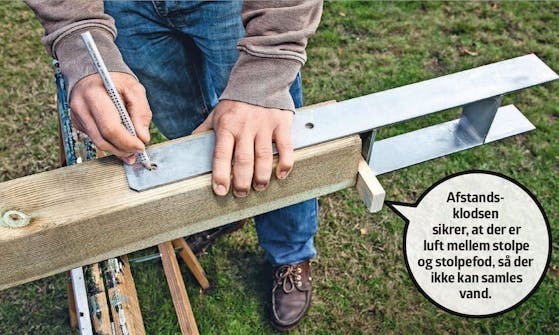 Træningsstativ udendørs: Markér, hvor der skal bores huller til stolpefoden. Træningsstativ udendørs: Markér, hvor der skal bores huller til stolpefoden.